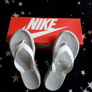 New in box Women's Nike flip flops